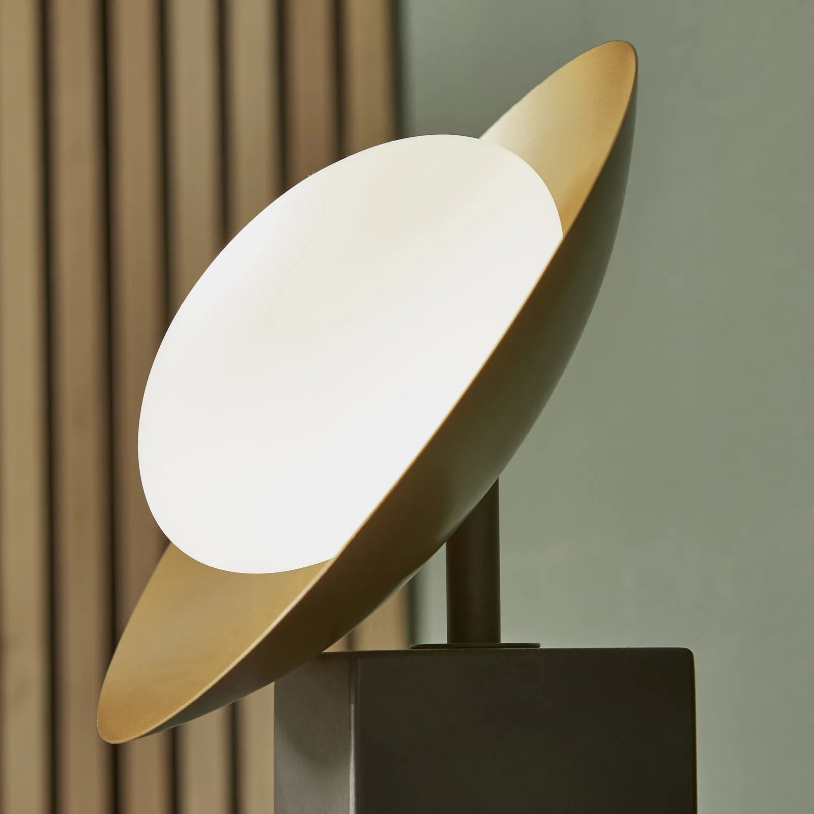 Saturn Table